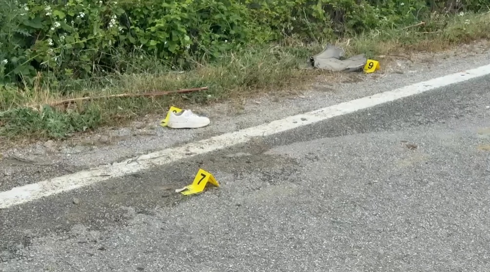 Aksidenti tragjik në Korçë  Makina e drejtuar nga 76 vjeçari përplasi nënë e bir  3 vjeçari ndërroi jetë në spital