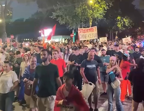  Opozita jemi ne   mijëra qytetarë nisin marshimin  Ju erdhi fundi 