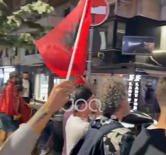 turistet-italiane-i-bashkohen-protestes-kane-nje-mesazh-per-kryeministrin-rama