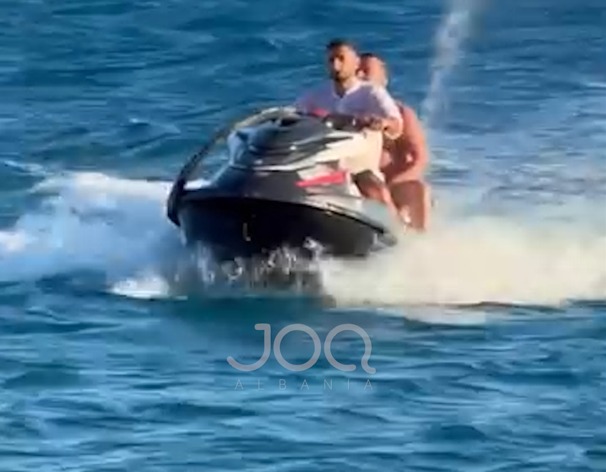 I riu me jetski shpëton pushuesin që iu rrezikua jeta nga dallgët e forta