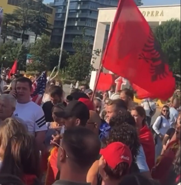 Nis dita e 14 e protestës, mijëra qytare në shesh: Rama, jepe dorëheqjen!