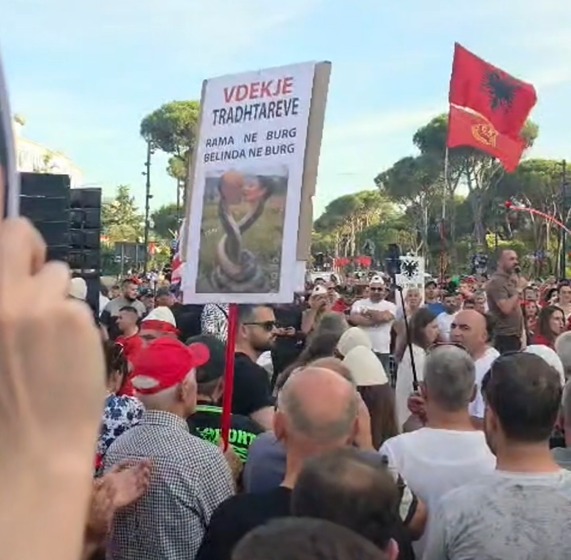 Dita e 15 e protestës, mijëra qytetarë marshojnë drejt Kryeministrisë: Revolucion!