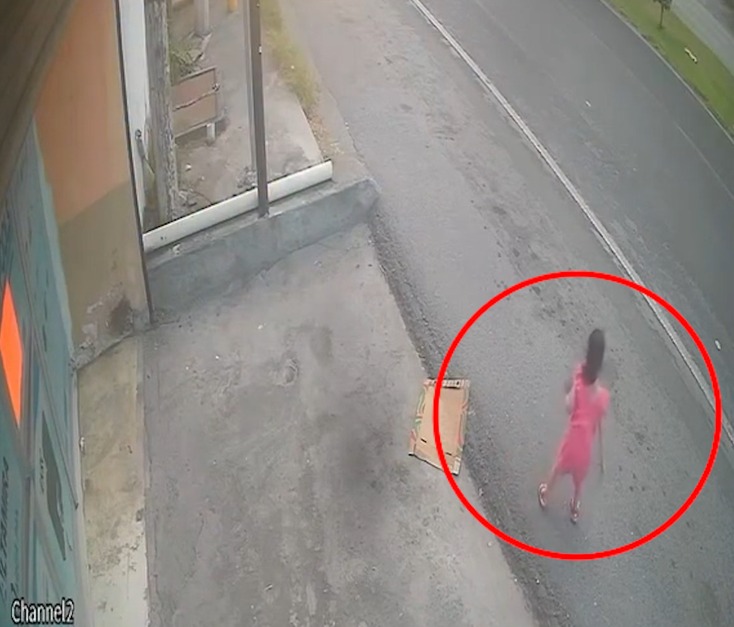 Këmbësori dhe shoferi i kamionit bëhen heronj  i shpëtojnë jetën vogëlushes