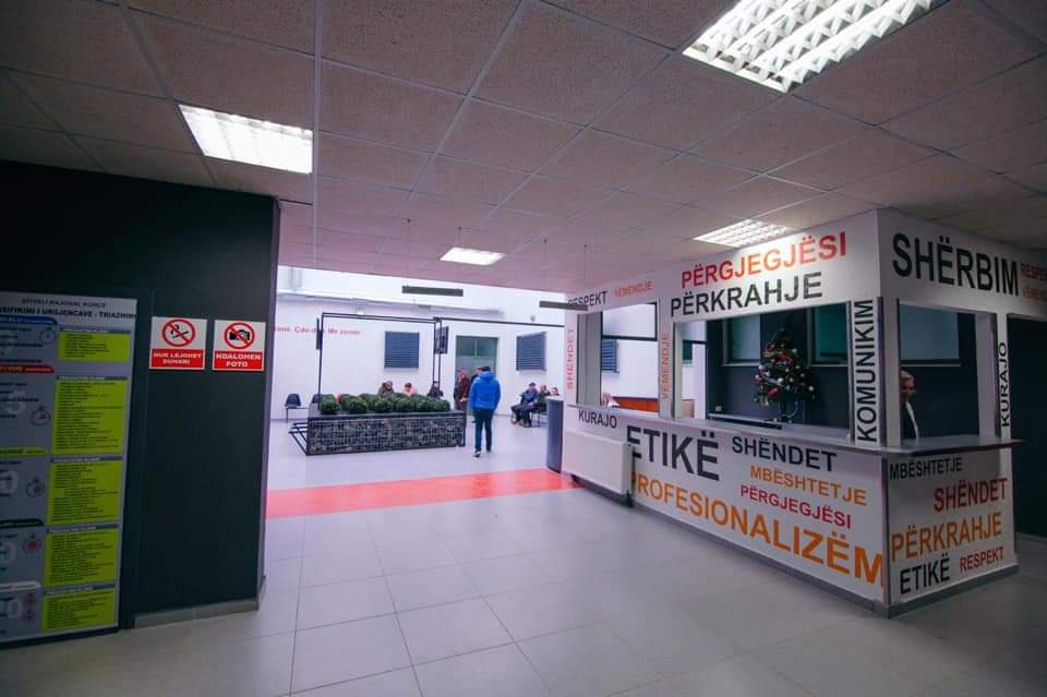 “I blejmë me lekë borxh”, denoncim nga Spitali i Korçës: Pacientët po detyrohen të sigurojnë vetë ilaçet!