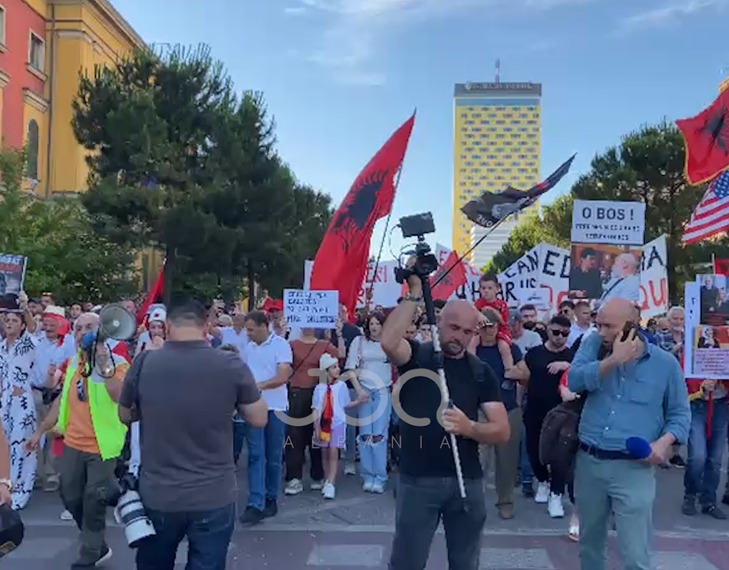 Dita e 17 të e protestës  qytetarët marshojnë drejt Kryeministrisë   Edi Rama  o legen  prite popullin se po vjen 