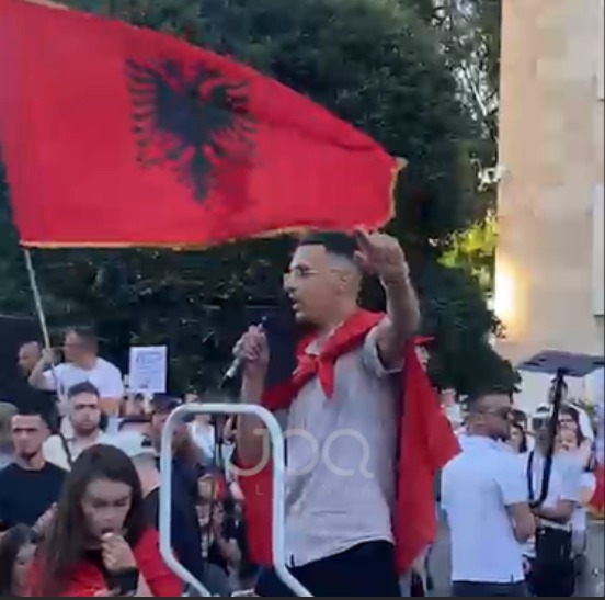 I riu i përgjigjet Ramës  Jemi gati të flemë këtu deri sa të dorëhiqesh 