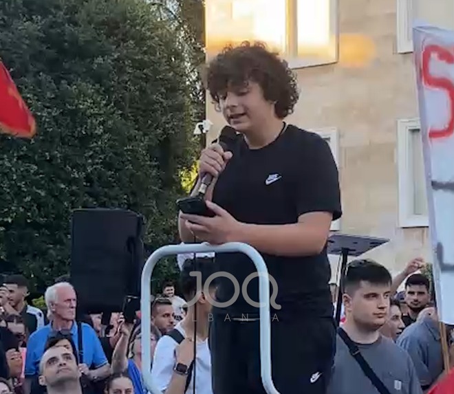 Mesazhi i 13 vjeçarit nga protesta  Kjo që po ndodh në Shqipëri duket si pushtim skuthash nën rrogoz 