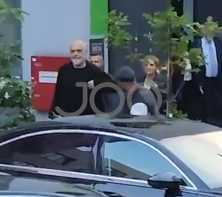 Shqiptarët presin me protesta Ramën në Berlin  O tradhtar  jep dorëheqjen sa më parë 
