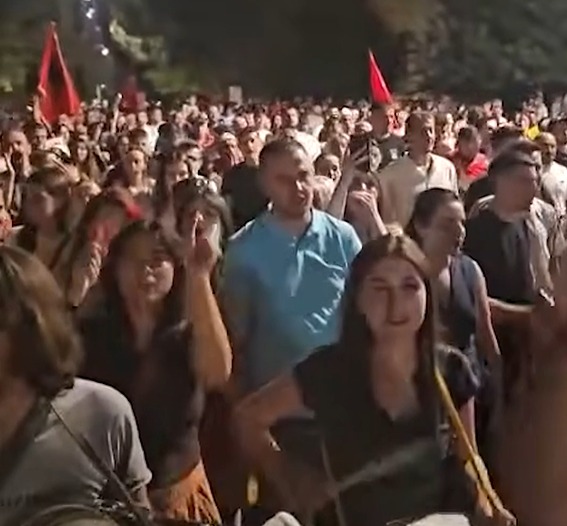 Qytetarët mblidhen para Bashkisë  njëzëri në kor  Erion  sapuni 