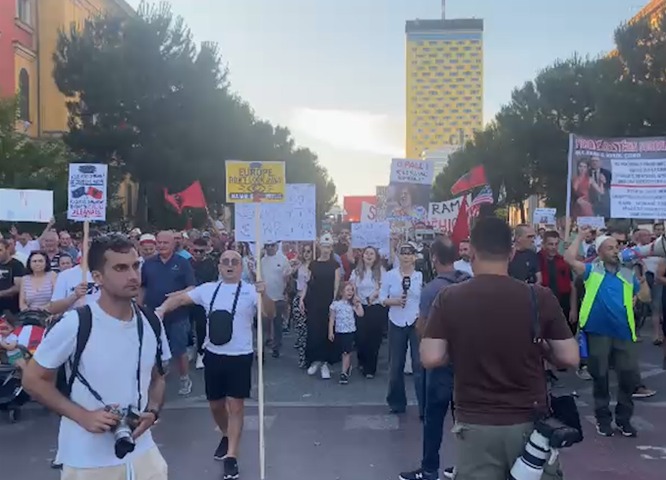 Dita e 18 të e protestës  qytetarët marshojnë drejt Kryeministrisë