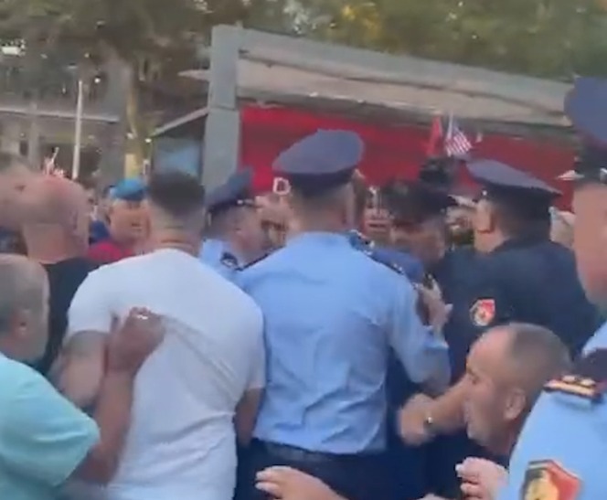  O hajdut   qytetarët rrethojnë deputetin e PS  policia e merr në mbrojtje