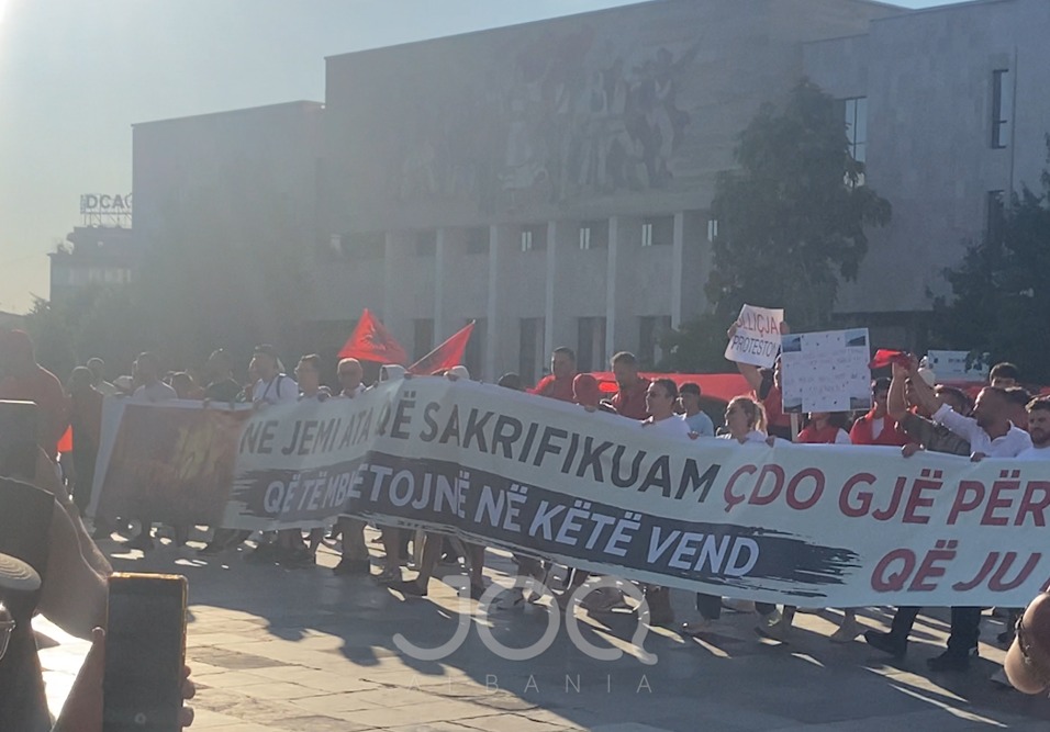 Diaspora bashkohet me qytetarët në sheshin ‘Skënderbej’