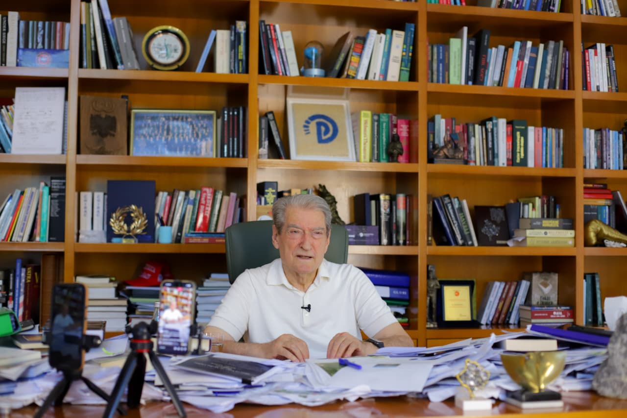 Berisha  Protestuesit që kërkojnë burgosjen time paguhen nga Soros
