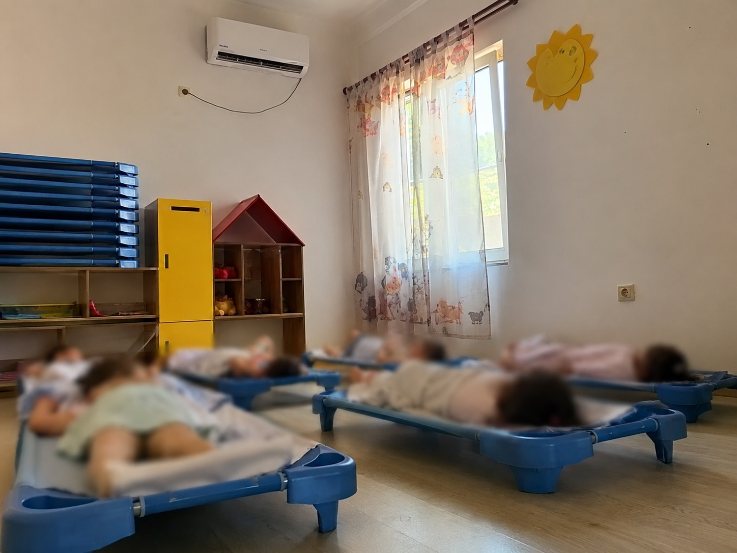  Fëmijët në kopshtin  Parafabrikat  pa kondicioner në mes të vapës  vijnë në shtëpi të raskapitur 