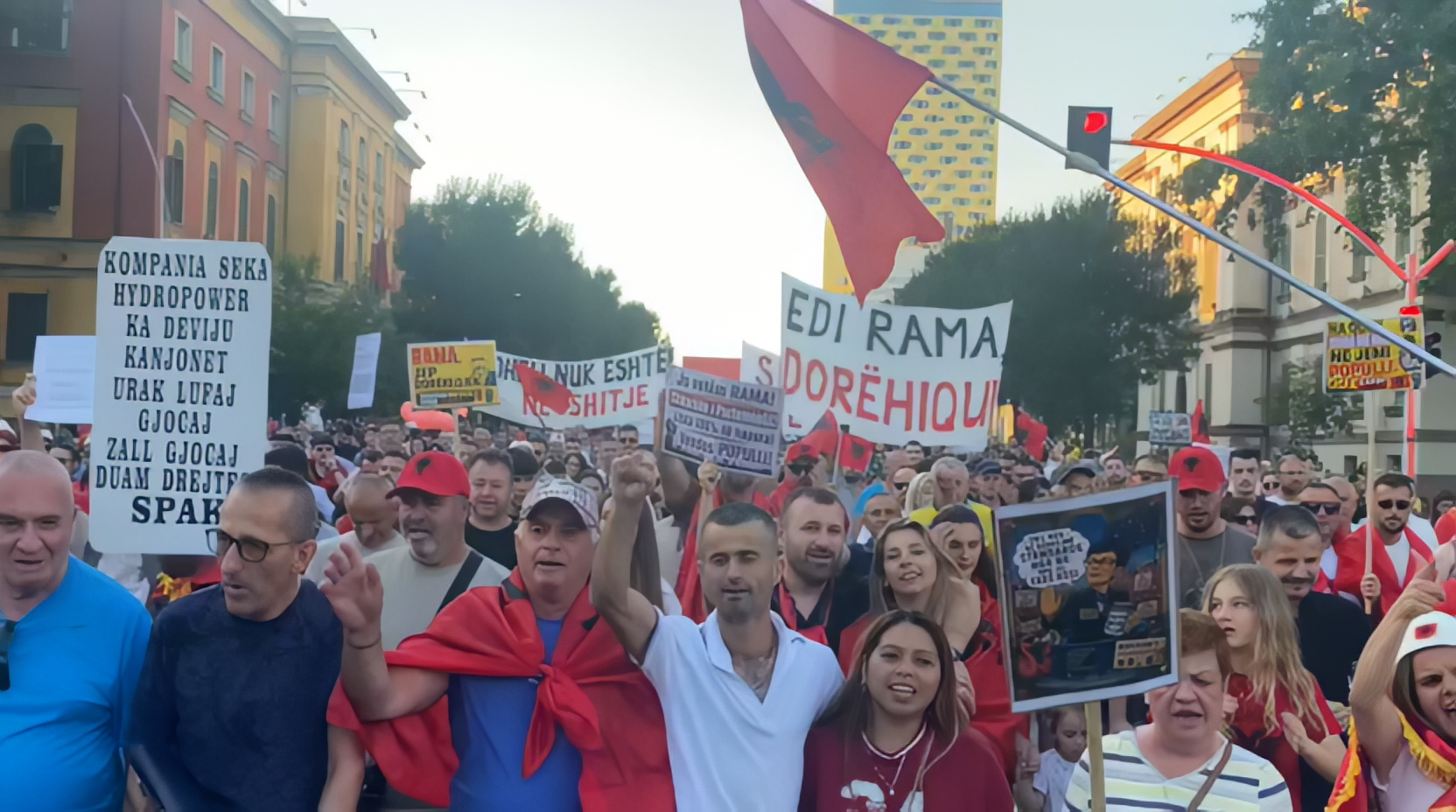 Qytetarët në ditën e 20 të të protestës  marshojnë drejt Kryeministrisë