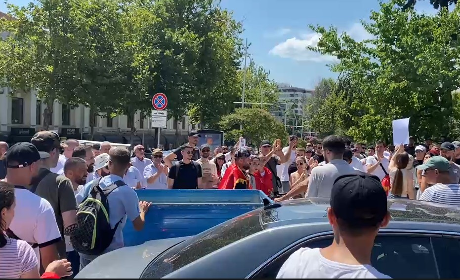 Protestuesit me kosh plehrash në Kuvend  Këtu e keni vendin 