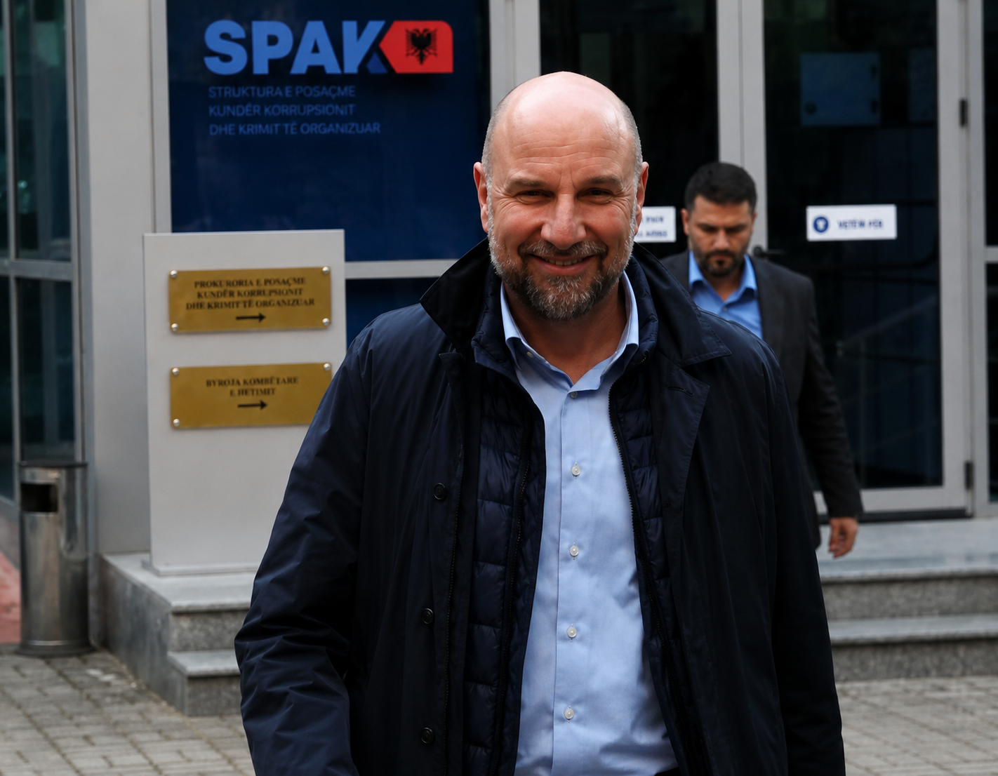 dritan-agollit-te-fshzh-i-grabisin-para-ore-floriri-me-diamante-bizhuteri-dhe-piktura