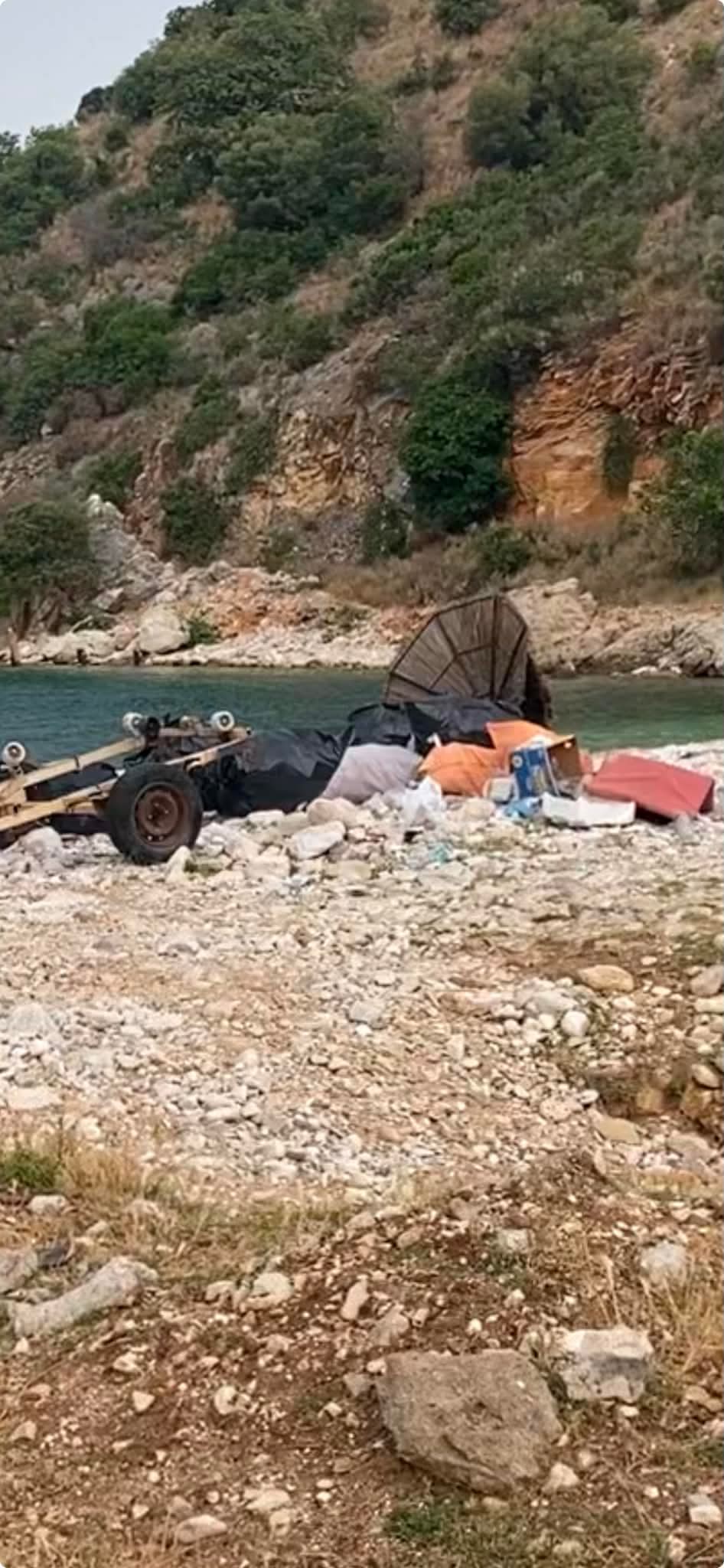  Varkat shkarkojnë thasë me mbeturina në Krorëz e Kakome   turisti ngre alarmin