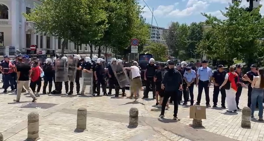 Vezë  gurë dhe shishe ndaj automjeteve të ministrave e deputetëve