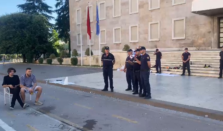 Protestuesit ngujohen para kryeministrisë, policia kërkon t’i dëbojë