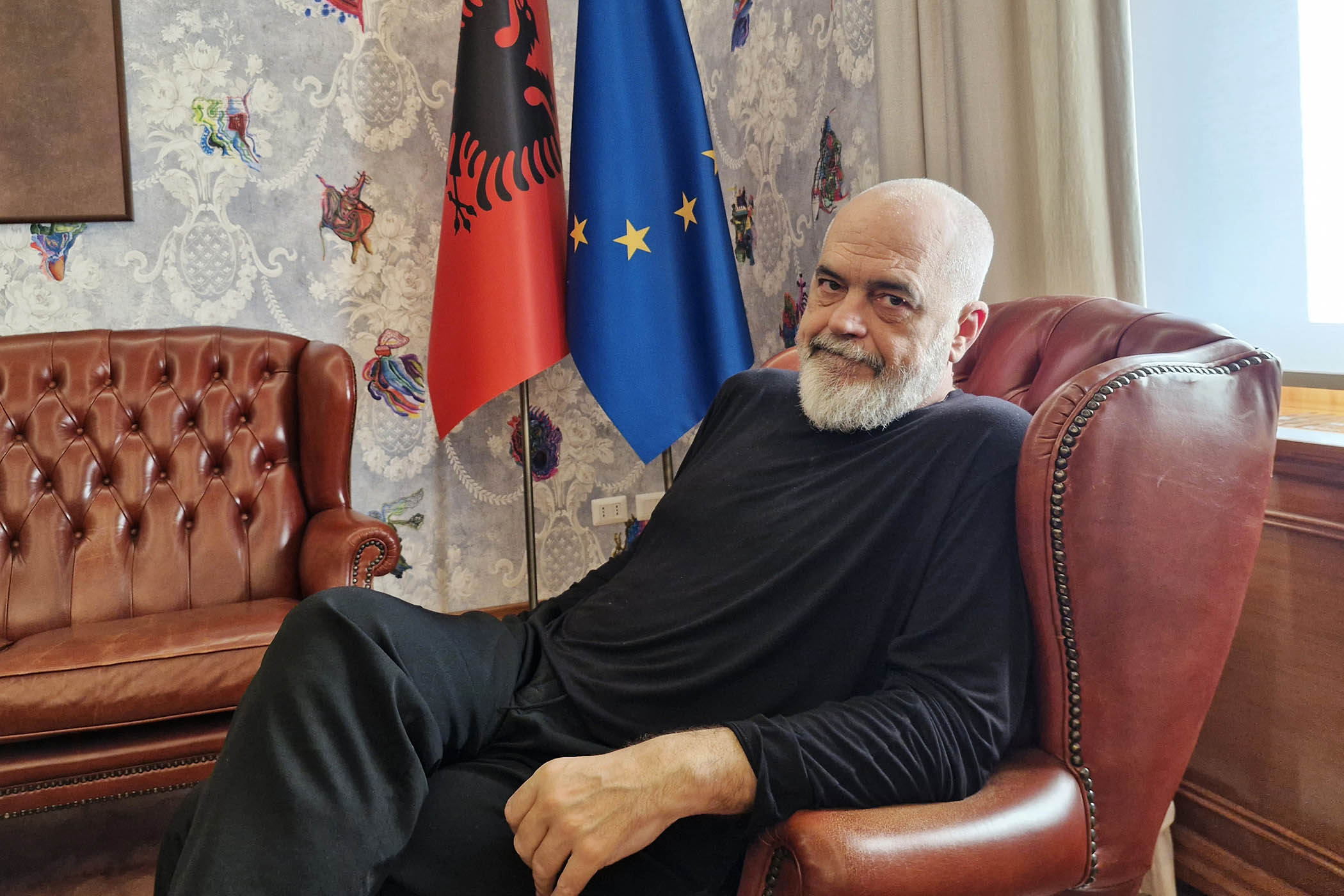 Rama  Protestuesit sorra dhe korba që duan të marrin peng vendin
