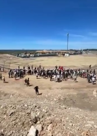 Banorët e Rrjollit heqin telat  futen në kantier  Kështu do bie shteti