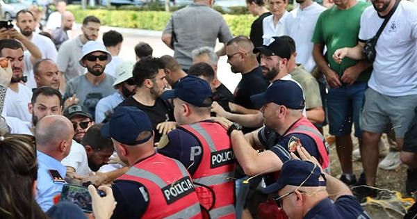 Mediat Zbardhin Bisedat  Vezët e Protestuesve Trembin Deputetët Socialistë