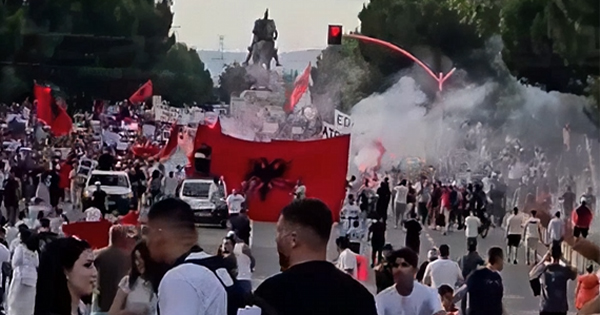 Dita e 7 të e revoltës  Mijëra qytetarë marshojnë drejt Kryeministrisë  kërkohet dorëheqja e Ramës