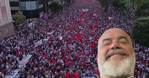 Në mes të revoltave popullore, qeveria shpërblen administratën me kredi me interes zero