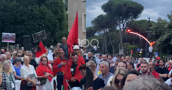 Protestuesit mbajnë 1 minutë heshtje për viktimat e aksidentit në autostradën Tiranë Durrës