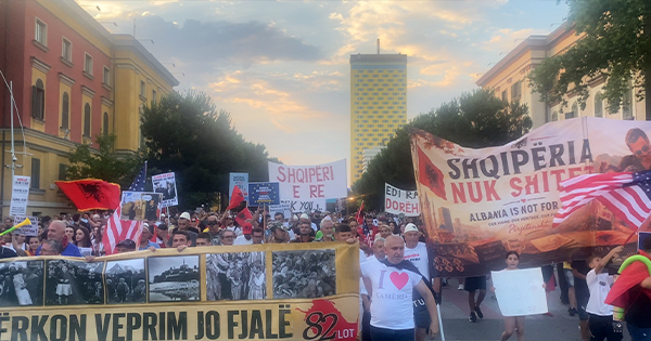 Qytetarët protestojnë masivisht në ditën e 27 të