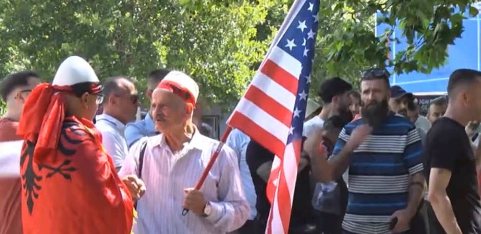 Deputetët në seancë  protestuesit para Kuvendit  Rama  Berisha në burg 