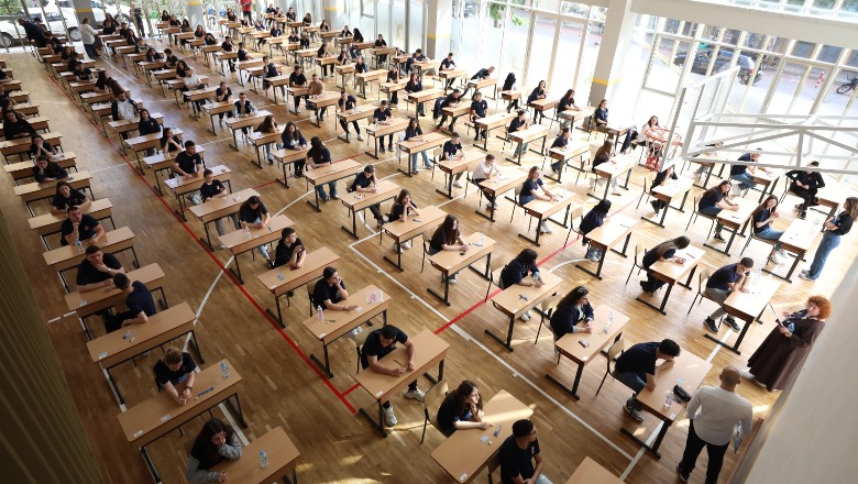 Maturantët mbyllin sot Maturën Shtetërore me provimin me zgjedhje