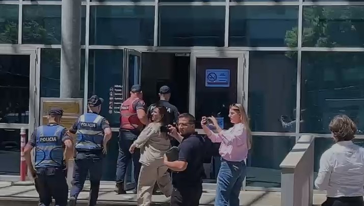 Plas grushti brenda GJKKO  sherr mes të akuzuarve për vrasjen e Dobrës