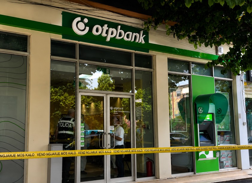 Hajduti me armë ndoqi të moshuarën deri te arka e  OTP Bank   i grabiti 15 mijë €