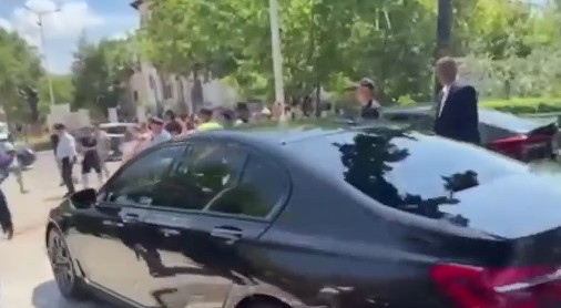 Protestuesit gjuajnë me vezë Albana Koçiun