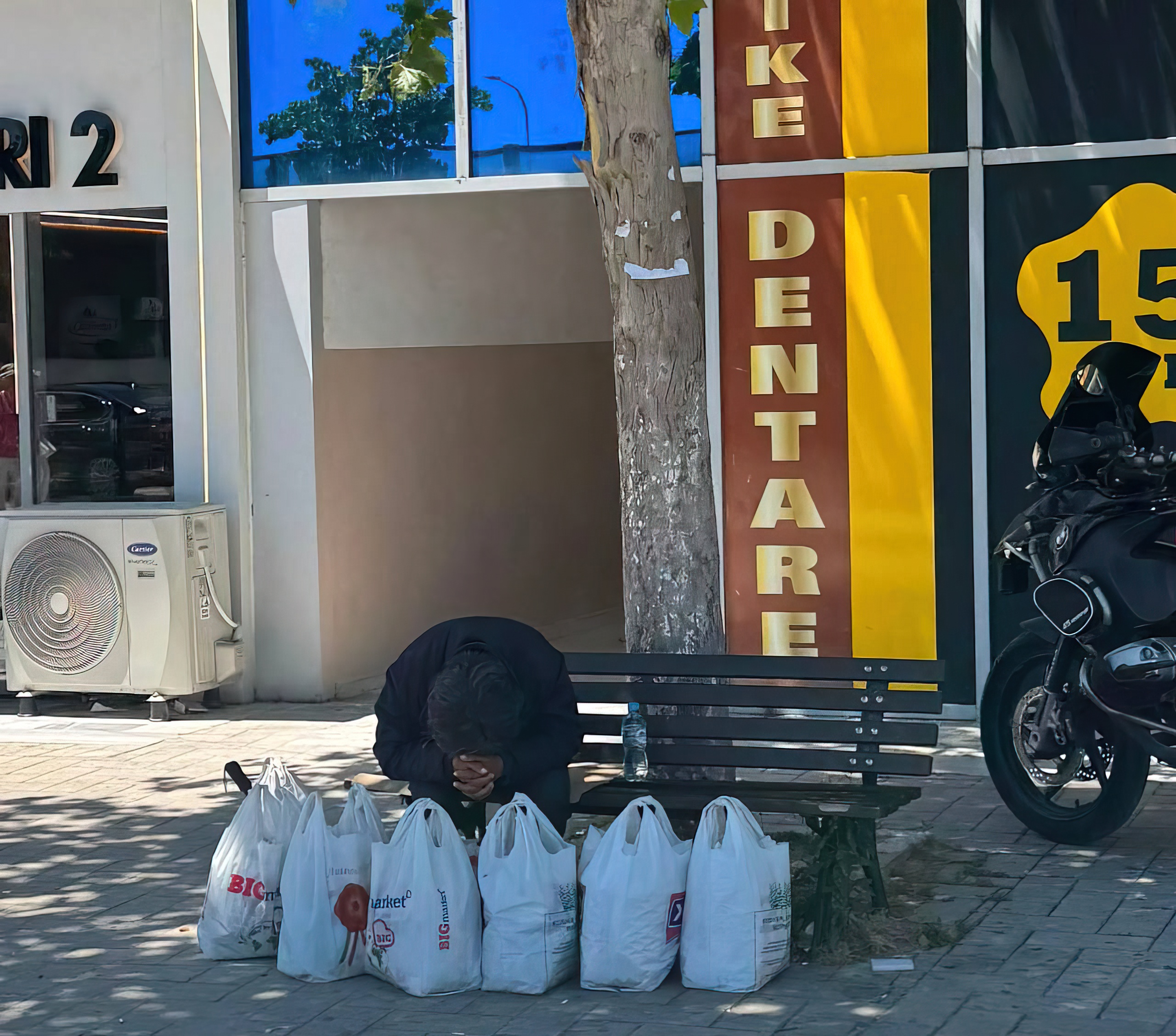 Prej katër javësh në rrugët e Astirit  banorët kërkojnë ndihmë për të moshuarën