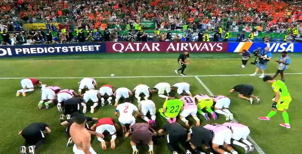 Futbollistët e Marokut bien në sexhde dhe falënderojnë Krijuesin pas fitores