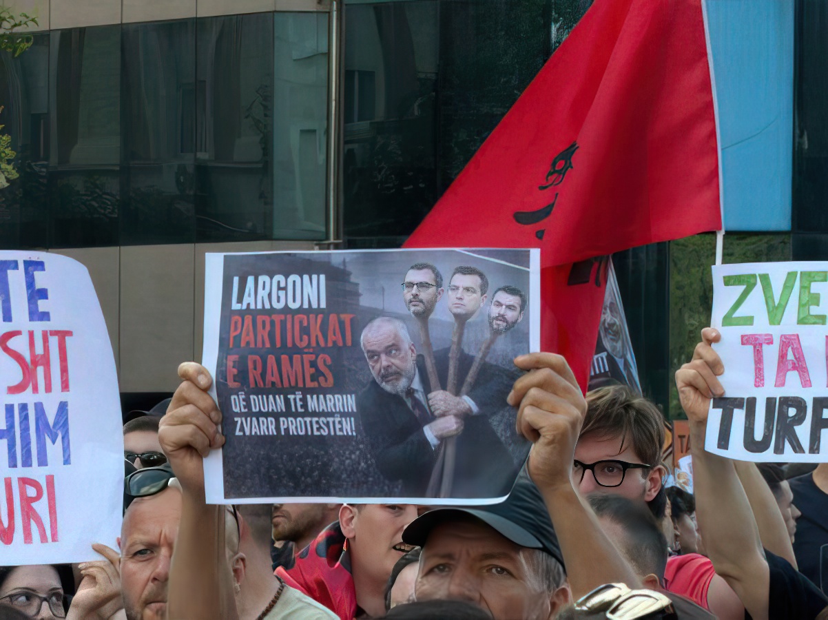 Protestuesit kundër të gjitha partive, edhe Tikut, Qorrit dhe Shehajt