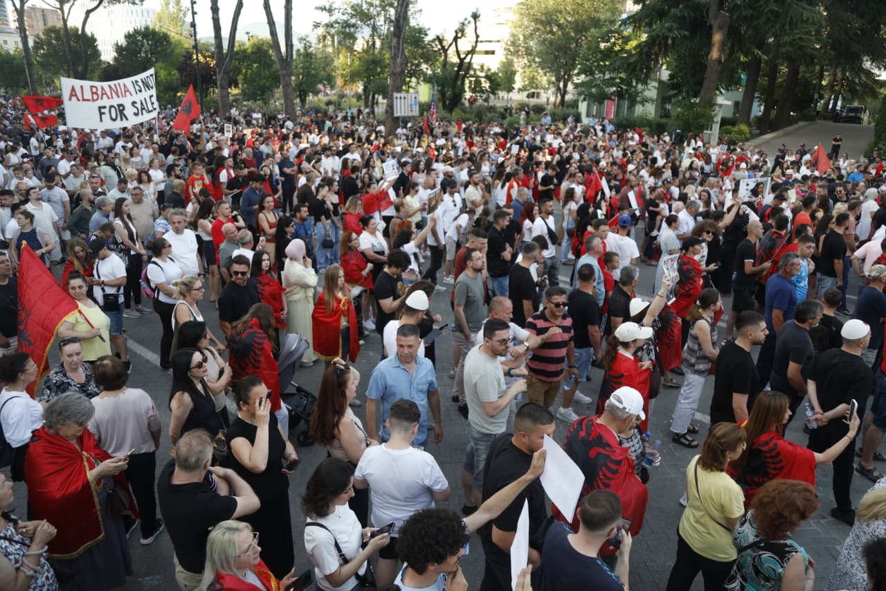 Dita e 22 të e protestës  mijëra qytetare marshojnë drejt kryeministrisë