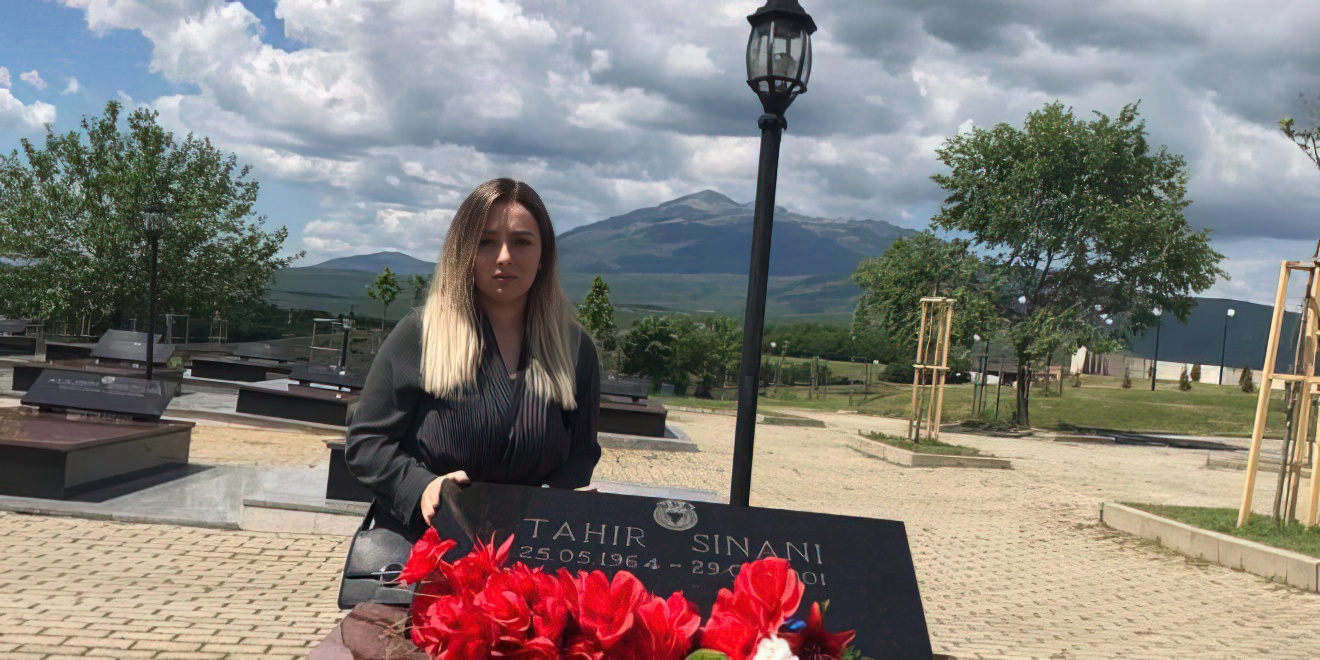 Vajza e dëshmorit Tahir Sinani reagon ashpër ndaj Ballës  Gjaku i babait tim do t ua thyejë qafën