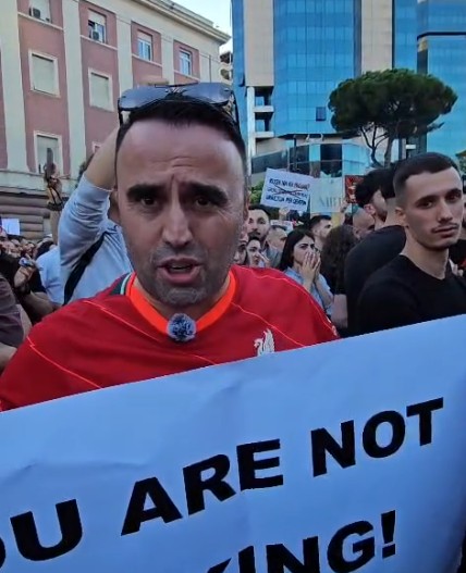 VIDEO/ “Të largohet qeveria dhe t’u harrohet emri ministrave, na kanë zhvatur”