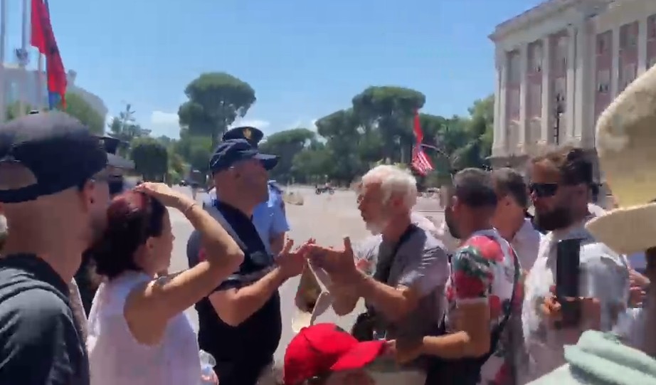 Protestuesit ngrenë çadrat para kryeministrisë  policia përplaset me to