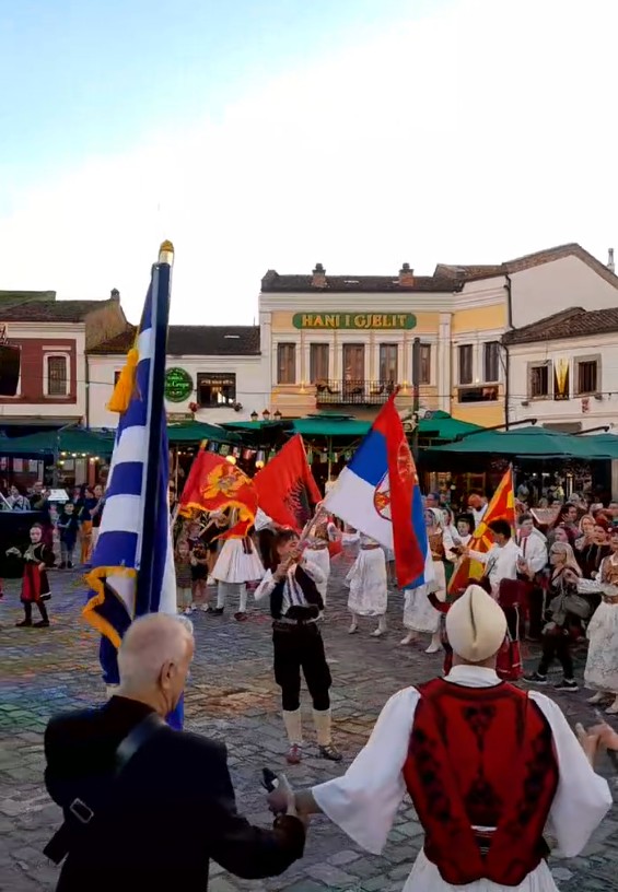 Atmosferë me flamuj serbë  grekë  maqedonas dhe malazezë në Korçë
