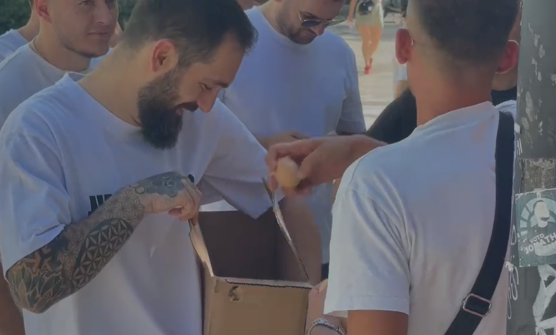 Protestuesit para Kuvendit përdorin vezë si shenjë revolte