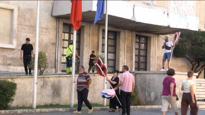 Protestat kundër qeverisë hyjnë në ditën e 28 të  qytetarët kalojnë natën para Kryeministrisë