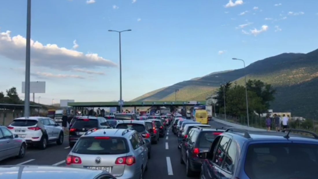 Shtohet fluksi i automjeteve nëpër kufijtë e Kosovës, pritje e kolona të gjata në disa pikëkalime