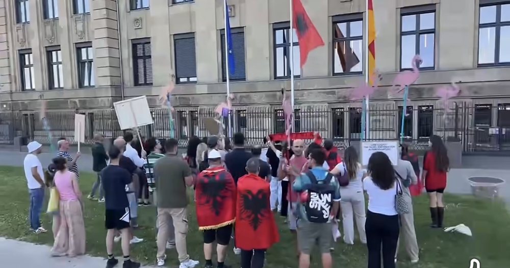 Shqiptarët në Gjermani presin Ramën me protesta