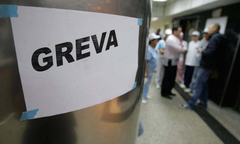 Punëtorët teknikë të shkollave në Prishtinë hyjnë në grevë, kërkojnë pagën e qershorit