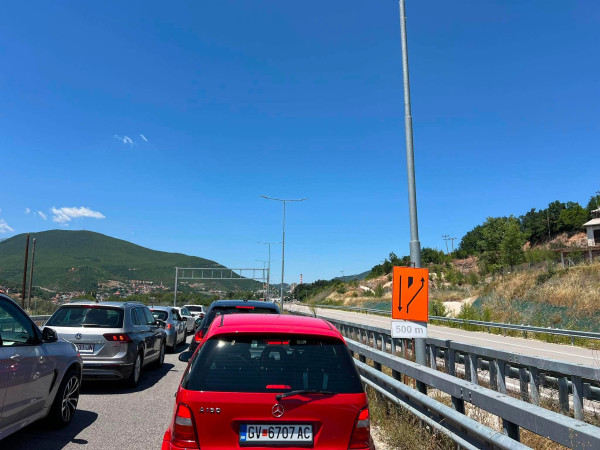Kolona të gjata në pikë kalimin kufitar Hani i Elezit